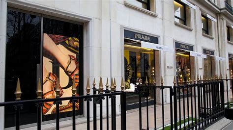 prada paris avenue montaigne donna|Paris 10.